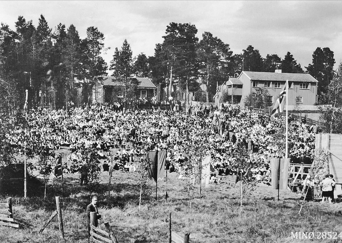 Landsstevne i Noregs Ungdomslag på Tynset 1957, hornmusikk, publikum