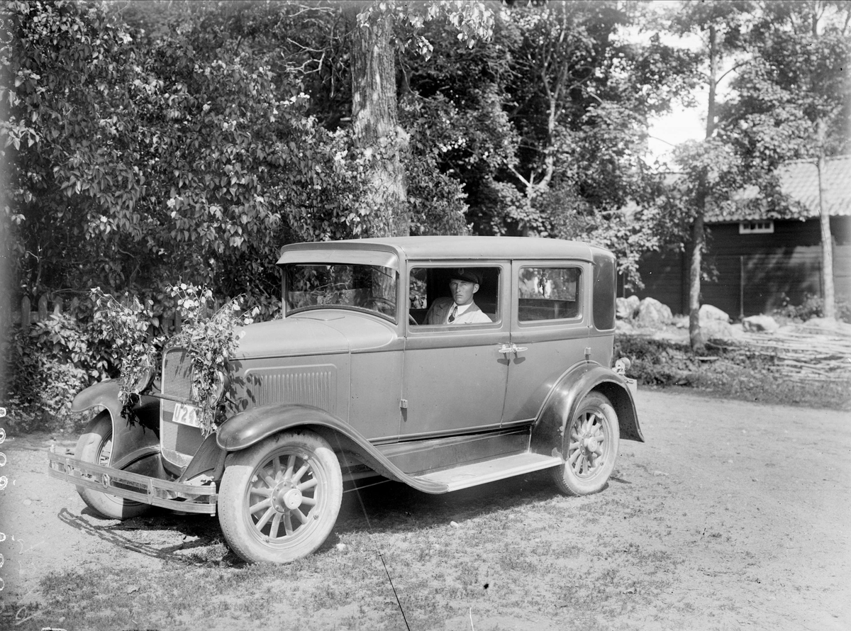 Evert Eriksson från Högsberga i bilen, Altuna socken, Uppland 1932