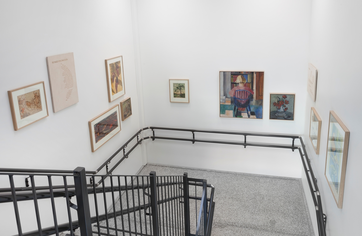 Beathe C. Rønning har i dialogprosjektet Bildene skapt en serie unike veggtekster til et utvalg bilder fra Sunnaas eksisterende kunstsamling som kan oppleves i trappeløpet.
