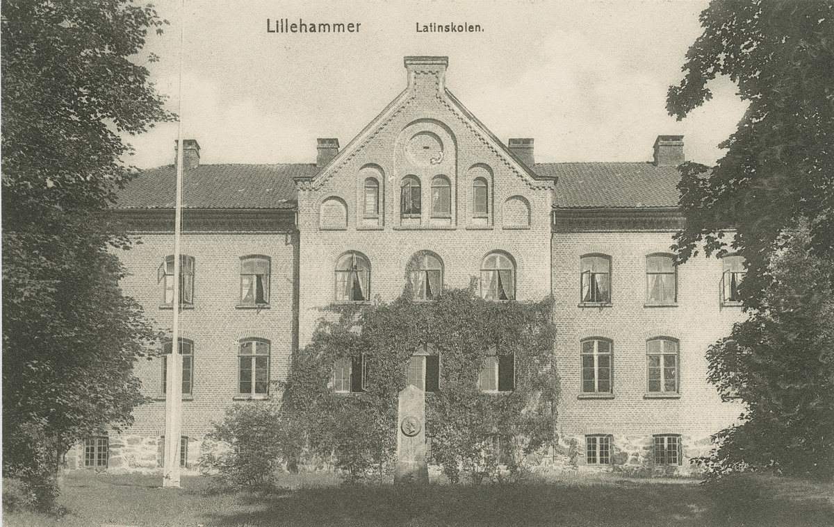 Repro: Lillehammer, Latinskolen, postkort