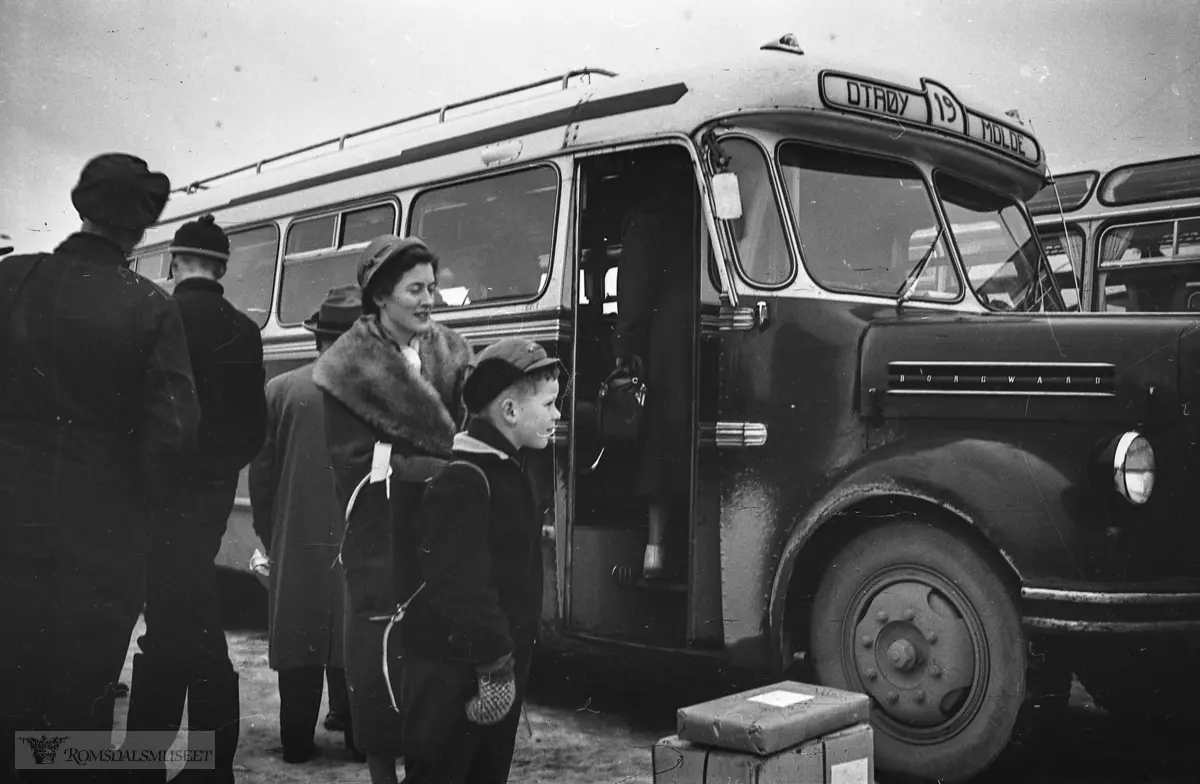 "Ved juletider 1958".Borgward bussen tilhører Otrøy auto..Denne bussen hadde registreringsnummer T-8677, en Borgward 1953-modell. Karosseriet ble bygd av Brødrene Solheimdal, Solemdal i Molde kommune. Bussen hadde 33 sitteplasser og var den første nye buss Otrøy Auto/Paul Akselvoll hadde. Denne bussen var i bruk til 1967.
