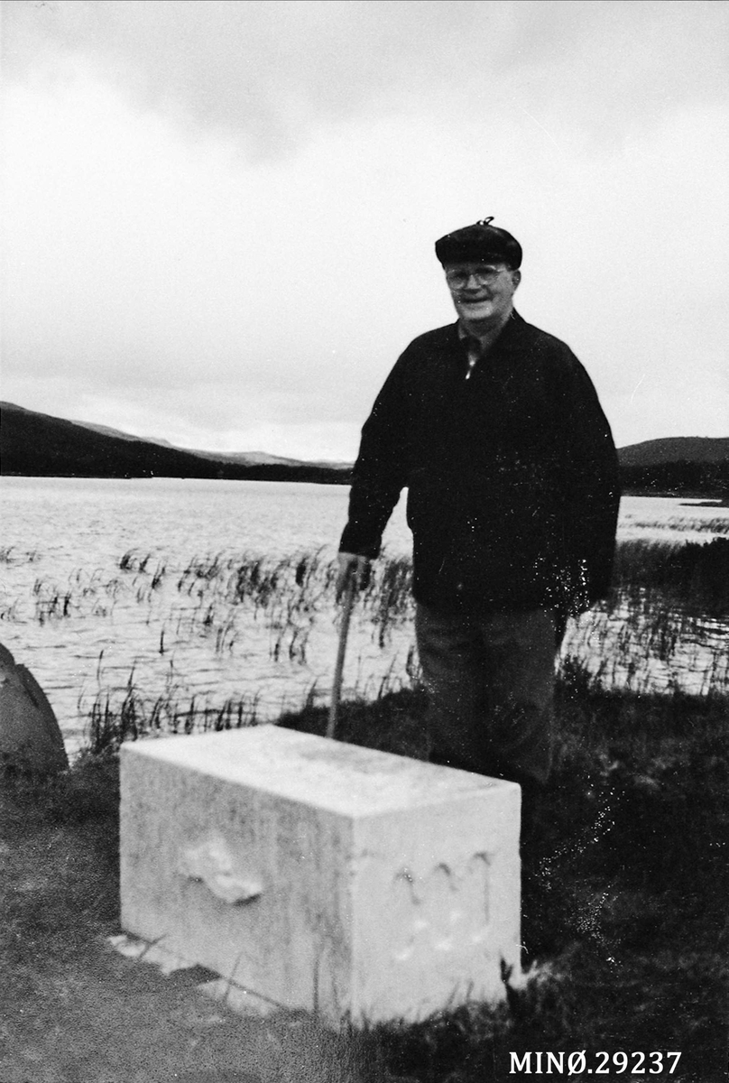 Høstsjøen 15/8-1983. Melvin står ved båtfestet, hvor Eggen gård har båtstøa som er brukt der i mange år. 