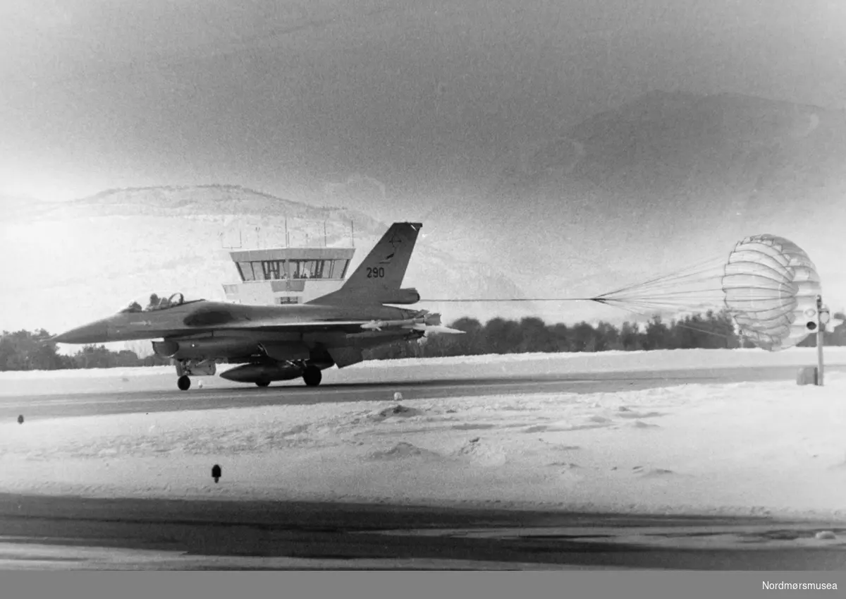 Foto av et F-16 fly på Kvernberget flyplass på Nordlandet i Kristiansund. Bildet er datert til 18.03.1987. Fotograf her er trolig Steinar Høgsve. Fotoarkivet stammer fra Nordmørsposten, og inngår nå i Nordmøre museums fotosamlinger.
