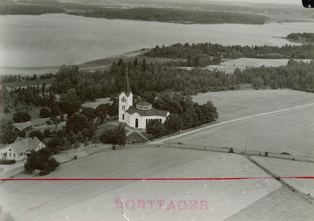 Flygfoto över Öggestorps kyrka i Jönköpings kommun. Nr C 1820