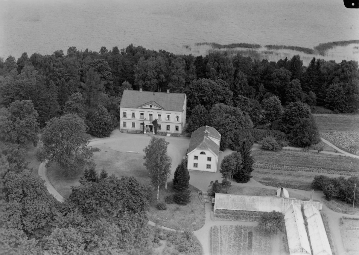 Flygfoto över en gård i Öggestorp, Jönköpings kommun. Nr C 1821