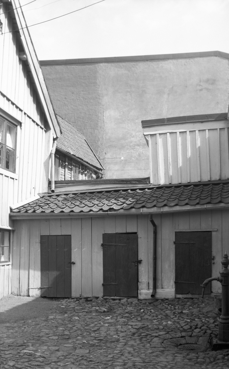 Gårdsinteriör från Hunnebergsgatan 7 i Linköping. Bilden visar del av gårdshus. Vy från nordväst.