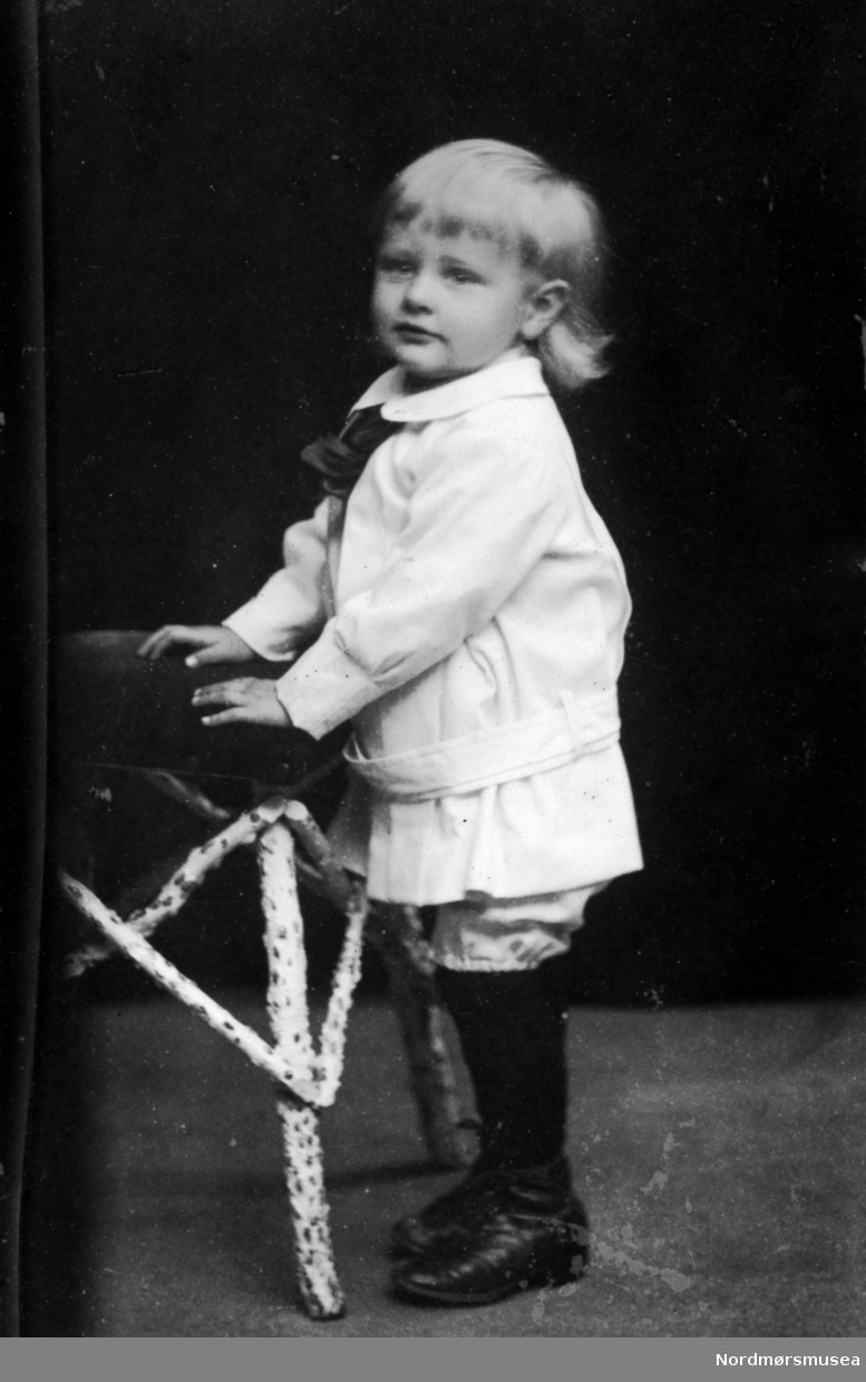 Foto av en liten gutt. Trolig fra Bjørn- eller Mølleropfamilien. Arkivskapere er Jeanette Møllerop (f. 1885) og byfogd August Benjamin Bjørn (f. 1853). Det er Ellen Sirnæs som har i 2018 donert fotografiene. Fra Nordmøre museums fotosamlinger.