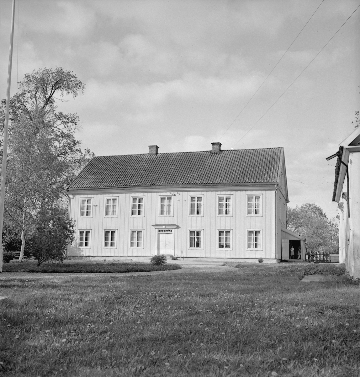 Manbyggnaden till Västerby i Västerlösa socken. Uppförd 1839 inrymmande tio rum och två kök. Från 1935 och vid tiden ägdes och brukades gården av makarna Erik och Signe Samuelsson. Vy  från sydväst.