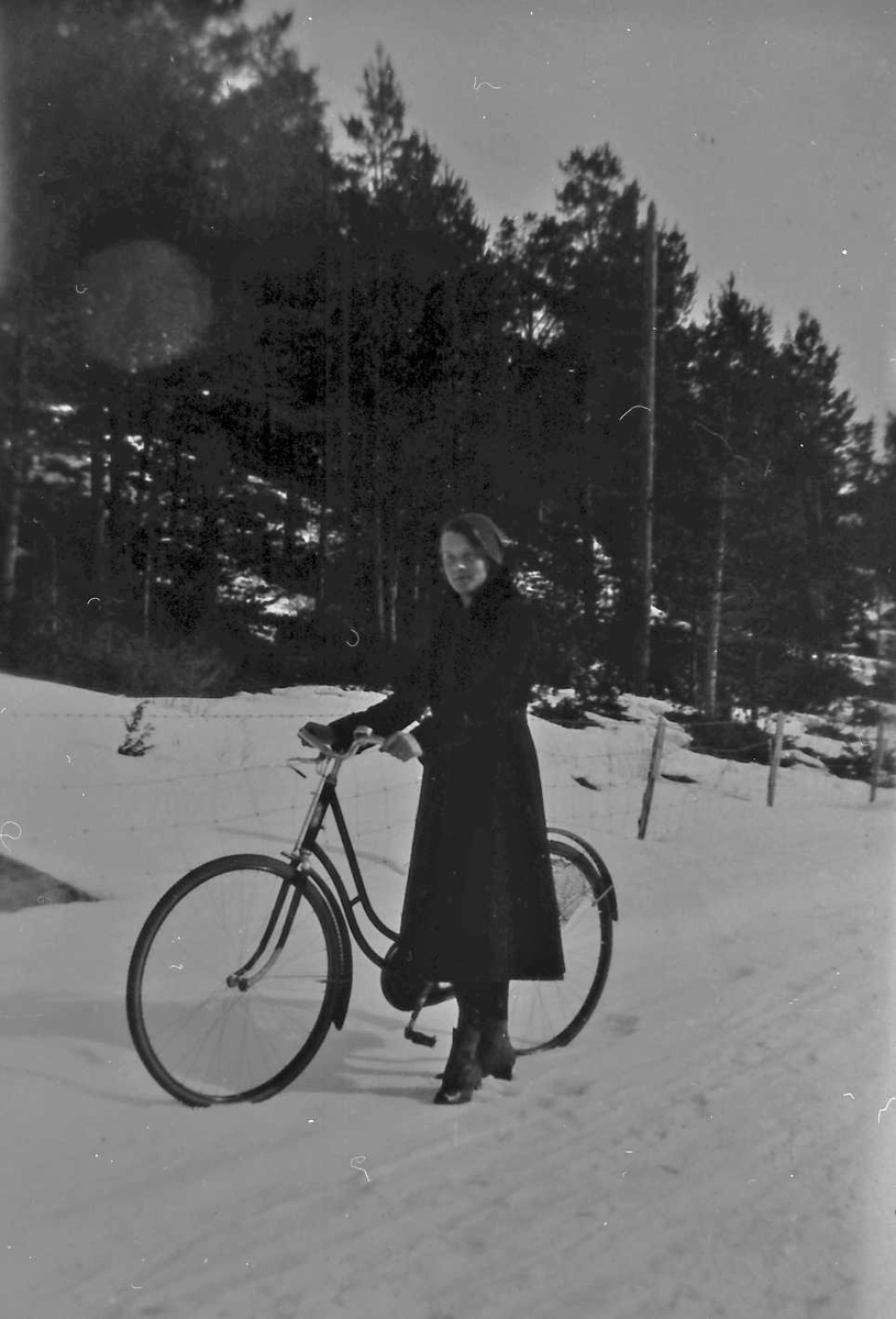 Bjarnhild Erlien (gift Øvergård) ute på sykkeltur. 