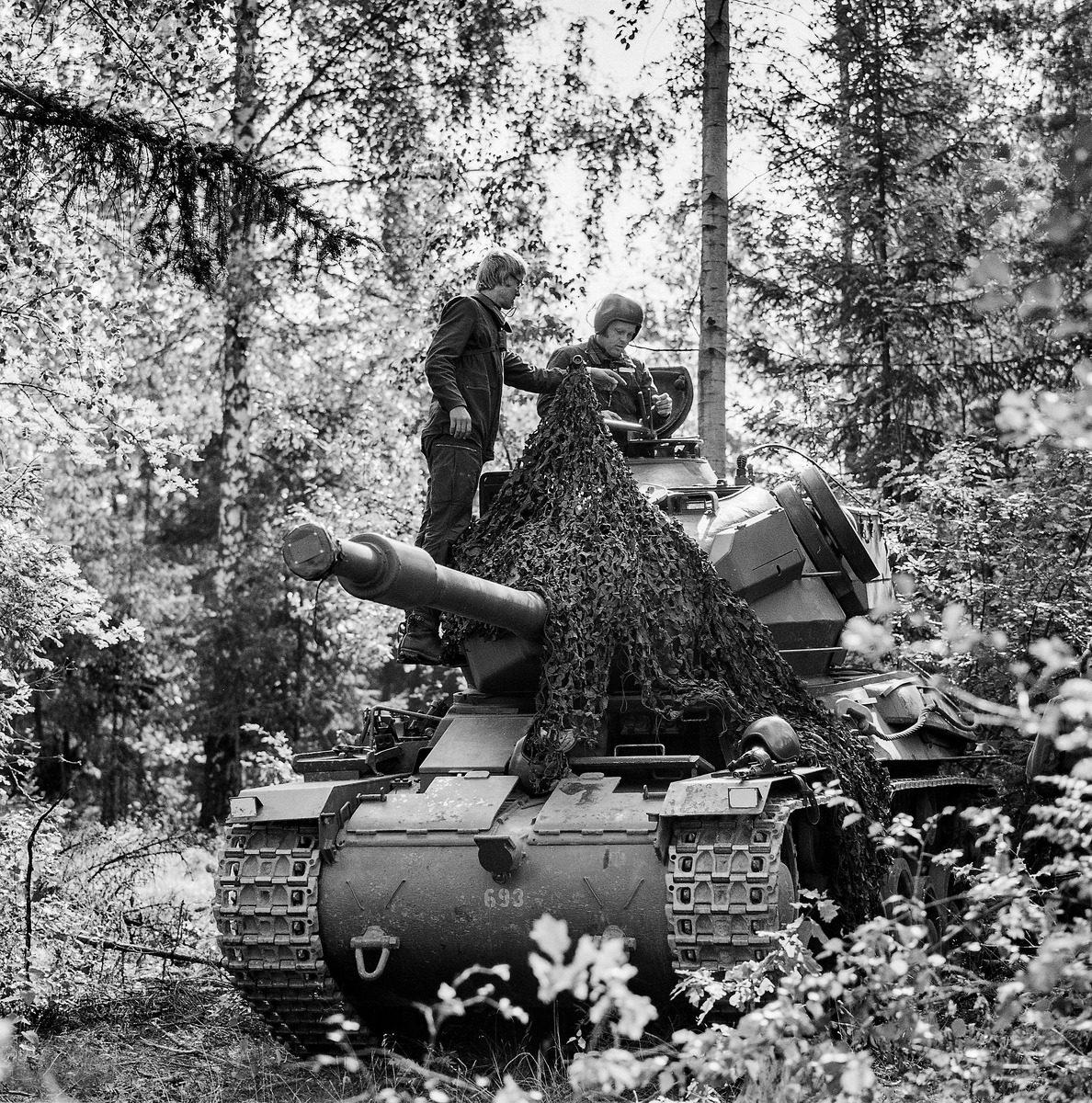 Vagnen maskeras. På vänstra stänkskärmen ligger stridsvagnssoldatens eldhandvapen -- Kpist m/45B (Kulsprutepistol).

Norra övningsfältet i Strängnäs.

Milregnr: 693