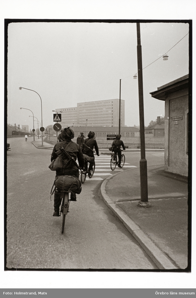 Bilder från Mats Holmstrands repmånad på regementet I3 i Örebro 1970.
Soldaterna cyklar på Södra Grev Rosengatan och svänger höger in på Alnängsgatan.