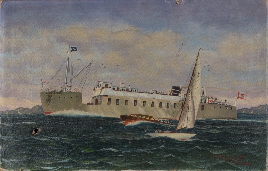 Skipsportrett av MS HOSANGER I under fart. I forgrunn sees en lystbåt og seilbåt av type Knarr.