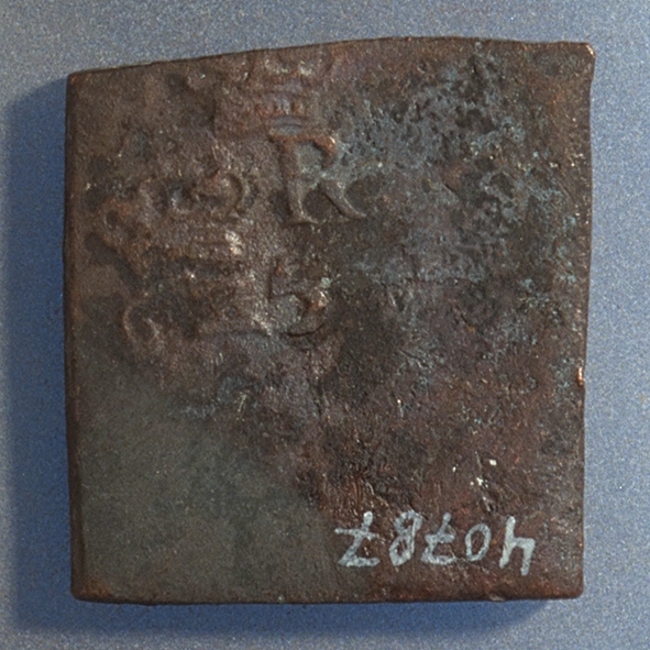 1- öre
Fyrkantigt mynt.
Bägge sidor slitna och korroderade.
Vikt: 23,4 gram.
