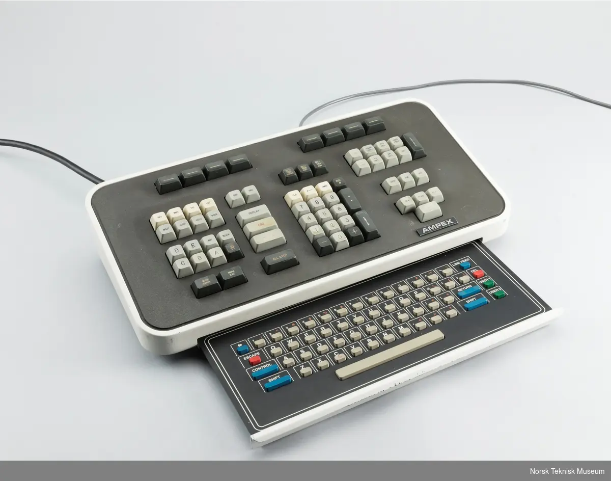 Kontrollpanel med tastatur, joystick og strømforsyningsenhet