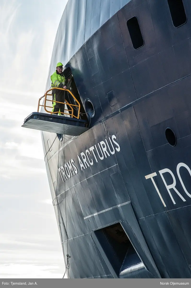 Forsyningsfartøyet Troms Arcturus legger til kai ved Vestbase i Kristiansund.