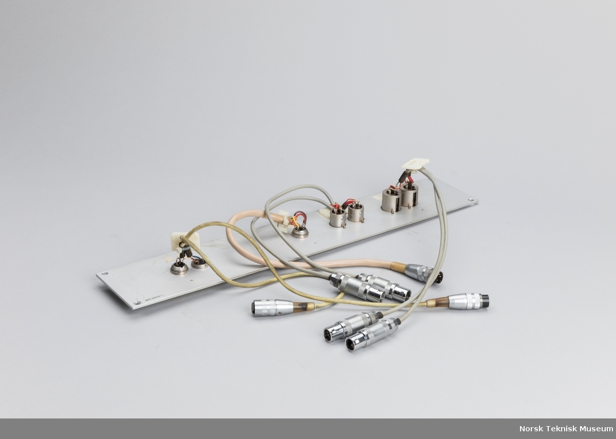 Båndspiller med to spoler og eksternt kabelpanel med kabler.
