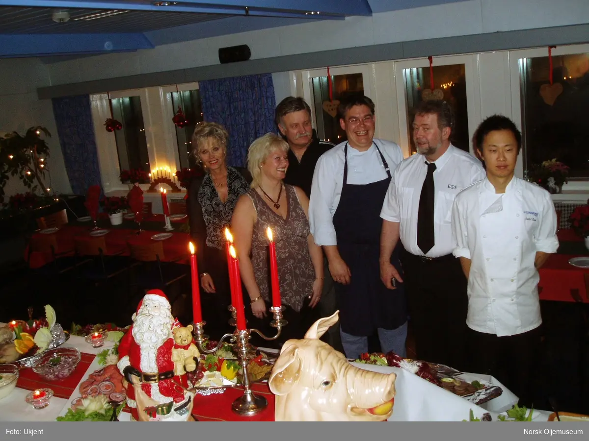 Julefeiring på Draugen i 2005.  Personale og kokker.