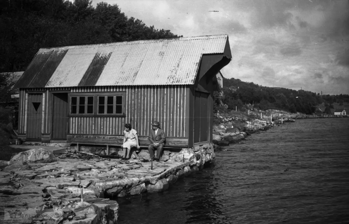 "1955"."Tur til Stavanger og Haugesund".Båthuset på landstedet til dr. Nervik, Haugesund. Naustet står på Aksnes v/ Førresfjorden.
