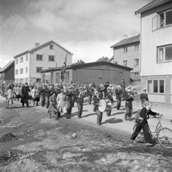Vadsø 17 mai 1952. Folketog med musikkorps på vei østover i 