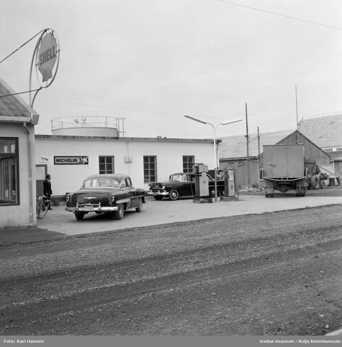 Vadsø sentrum 1959. Shells bensinstasjon i Tollbugata.  En lastebil med "kasse" på lasteplanet. Reklameskilt , "Michelin".