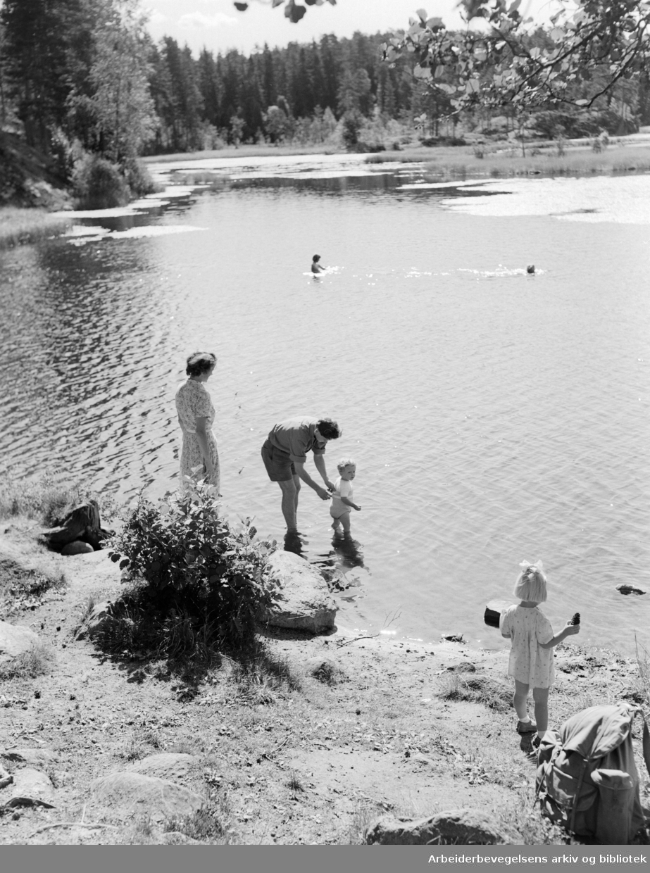 Østmarka, Ulsrudvannet. Badeliv. August 1952