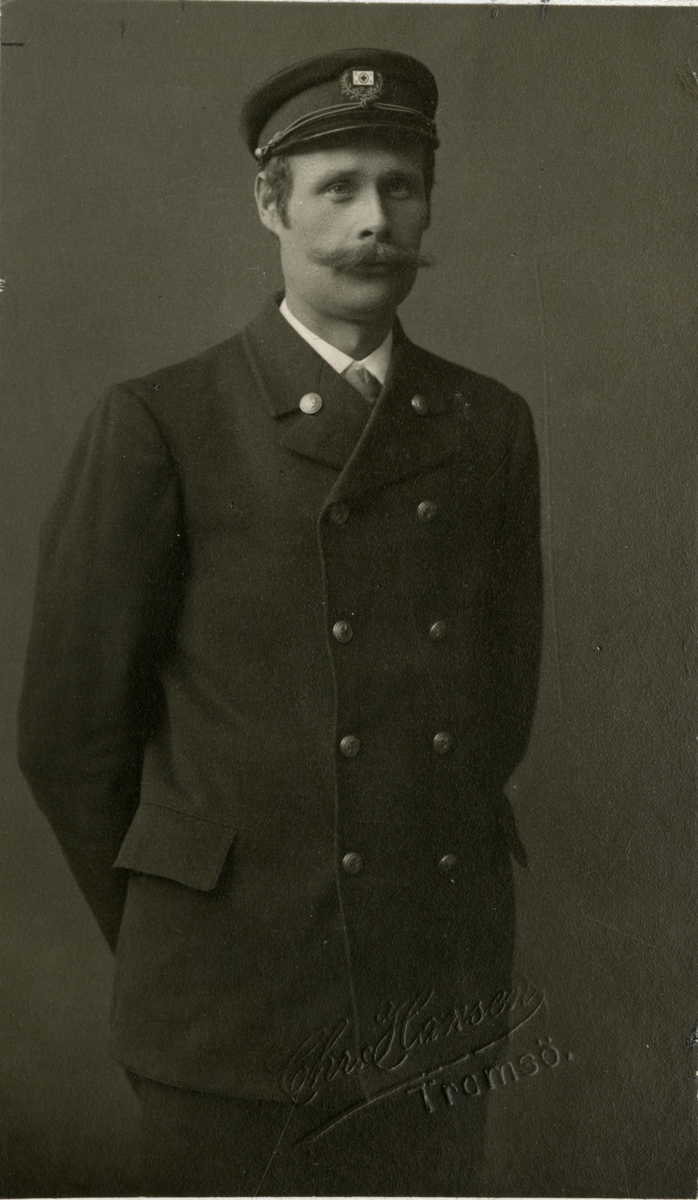Portrett av Aksel Hansen, fører på R/S 7 'Bergen' (b.1895, Nyhavns værft, Bergen)
