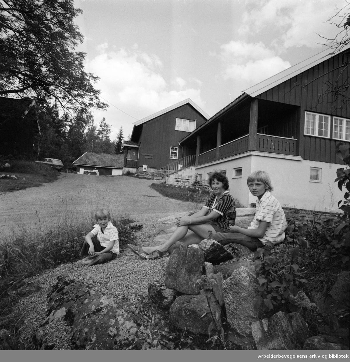 Østmarka: Sandbakken. Lisbeth Andersen sammen med sine to barn, Kari til venstre og Grethe utenfor Sandbakken Sportsstue. Gjester er det smått med, da svært mange ikke er oppmerksomme på at Sandbakken igjen er åpnet. September 1976
