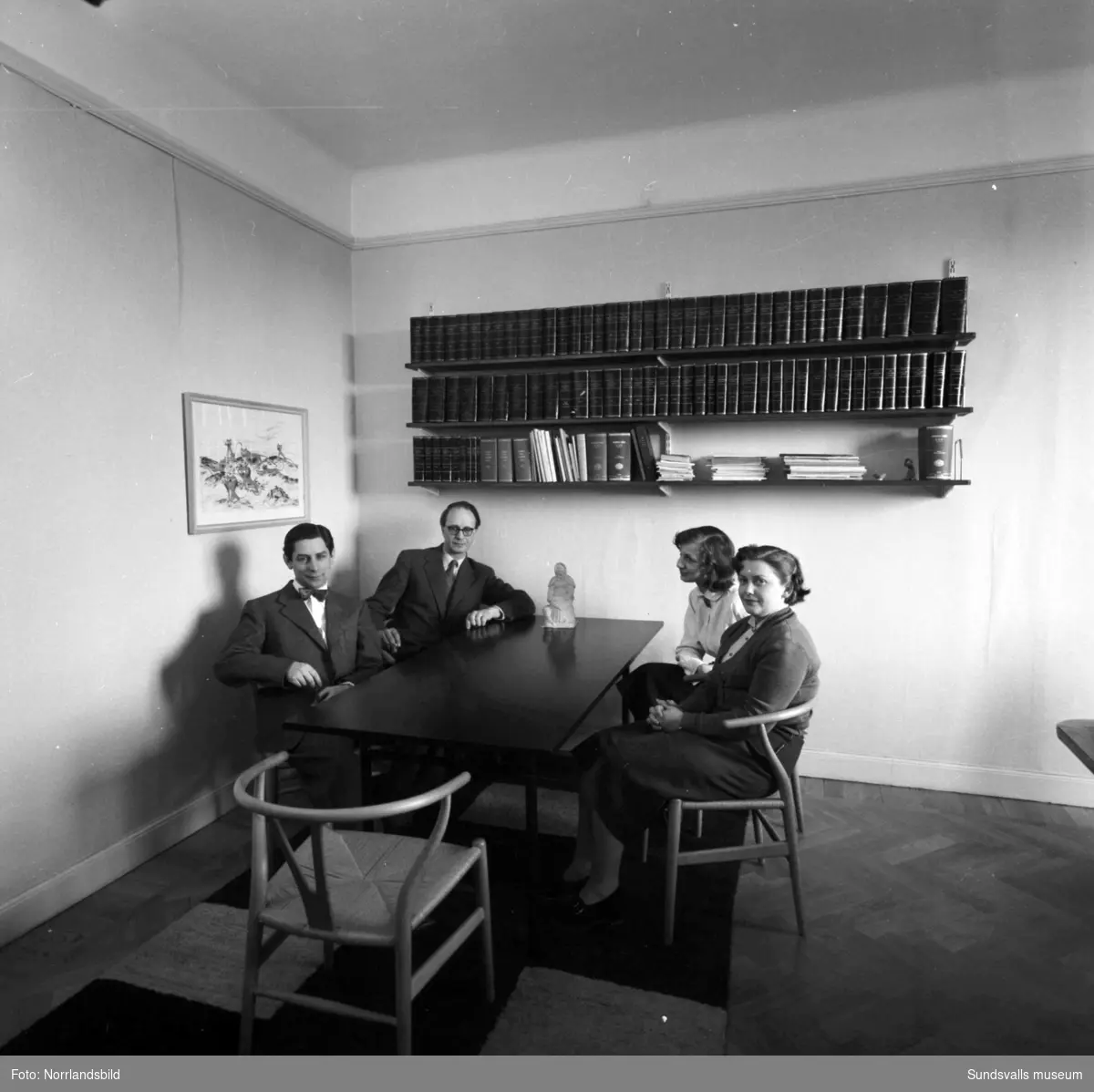 Personalbilder och kontorsmiljöer, troligen från Hammarforsens kontor på Storgatan 1 i Sundsvall.