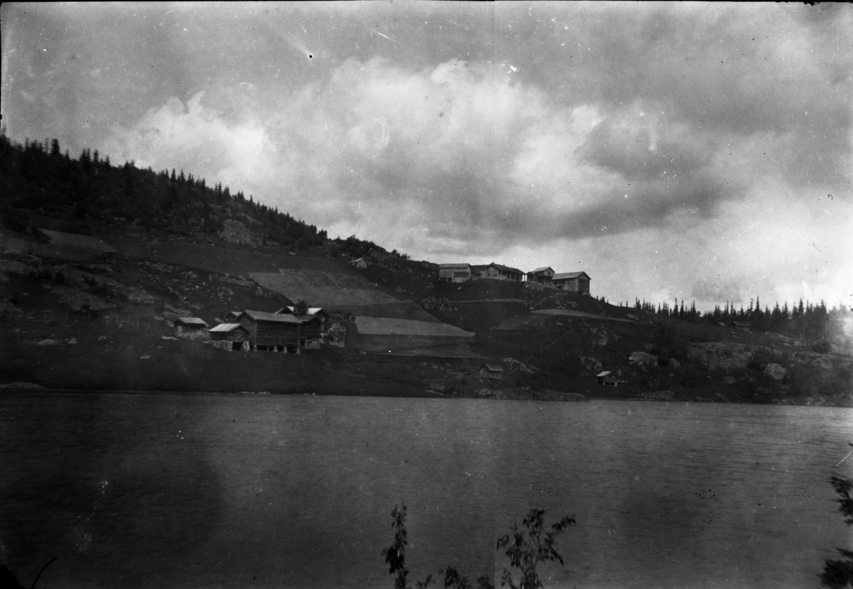 Rikard Berges fotoarkiv. Landskap. Lid-gårdene, Øyfjell. Fotografert 1924.