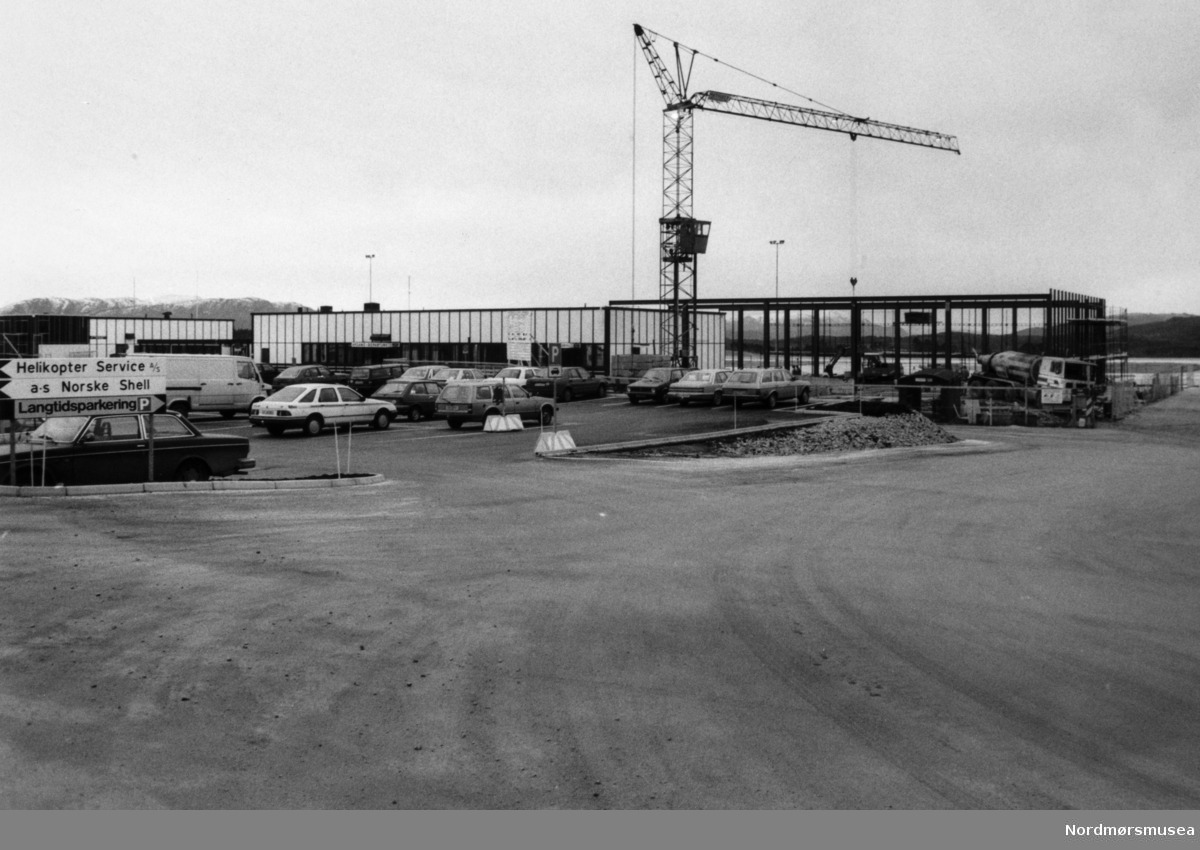 Foto fra byggevirksomhet på Kvernberget lufthavn i Kristiansund. Bildet dateres til omkring 1987-1990.Fotoarkivet stammer fra Nordmørsposten, og inngår nå i Nordmøre museums fotosamlinger.