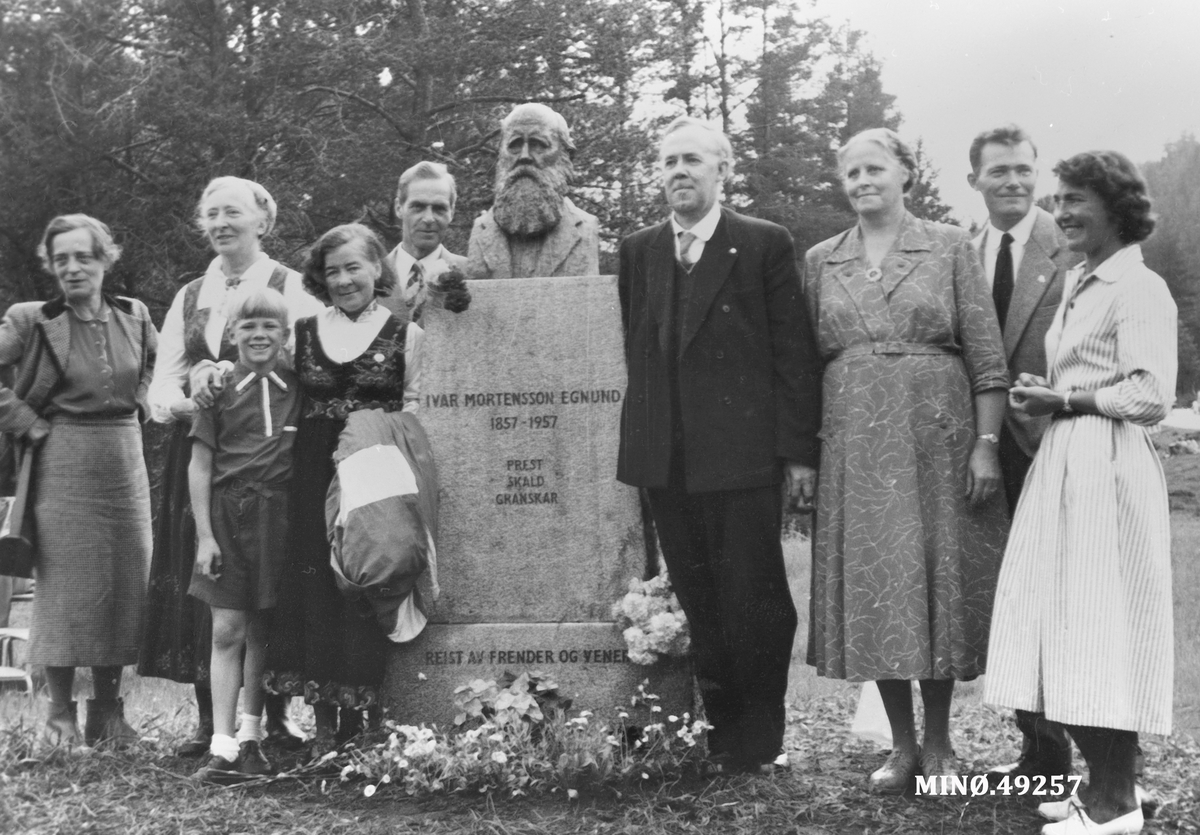 Familien samlet rundt støtta av I. M. Egnund. 