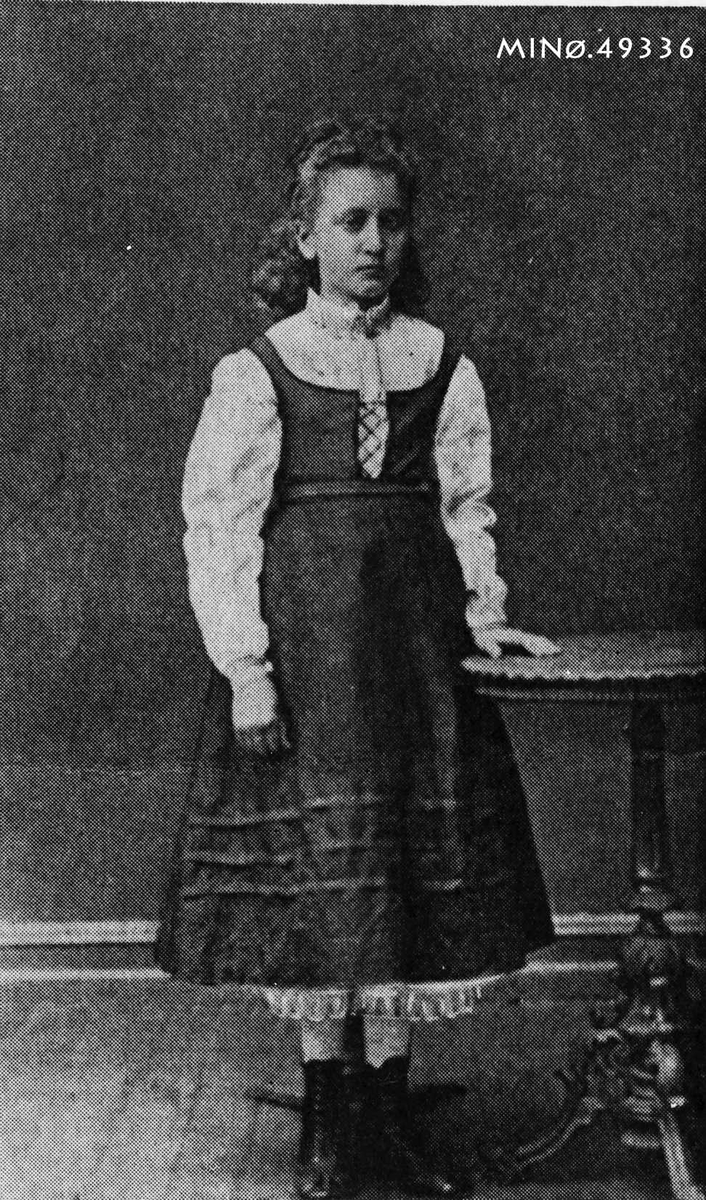 Hulda Garborg i sin første nasjonaldrakt. 