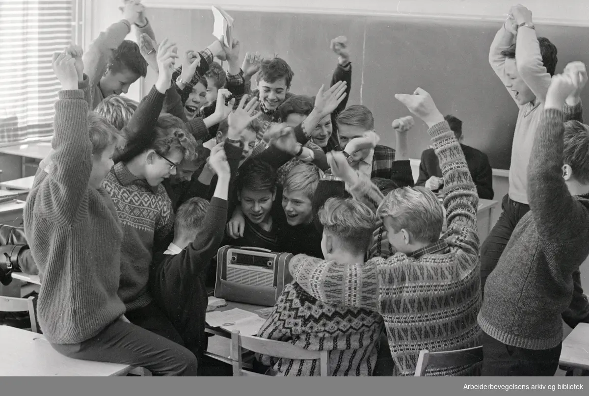 Nordstrand: Nordtvet skole. Gutta i sjuende-klasse lytter til skøyteløp fra Innsbruck. Februar 1964.