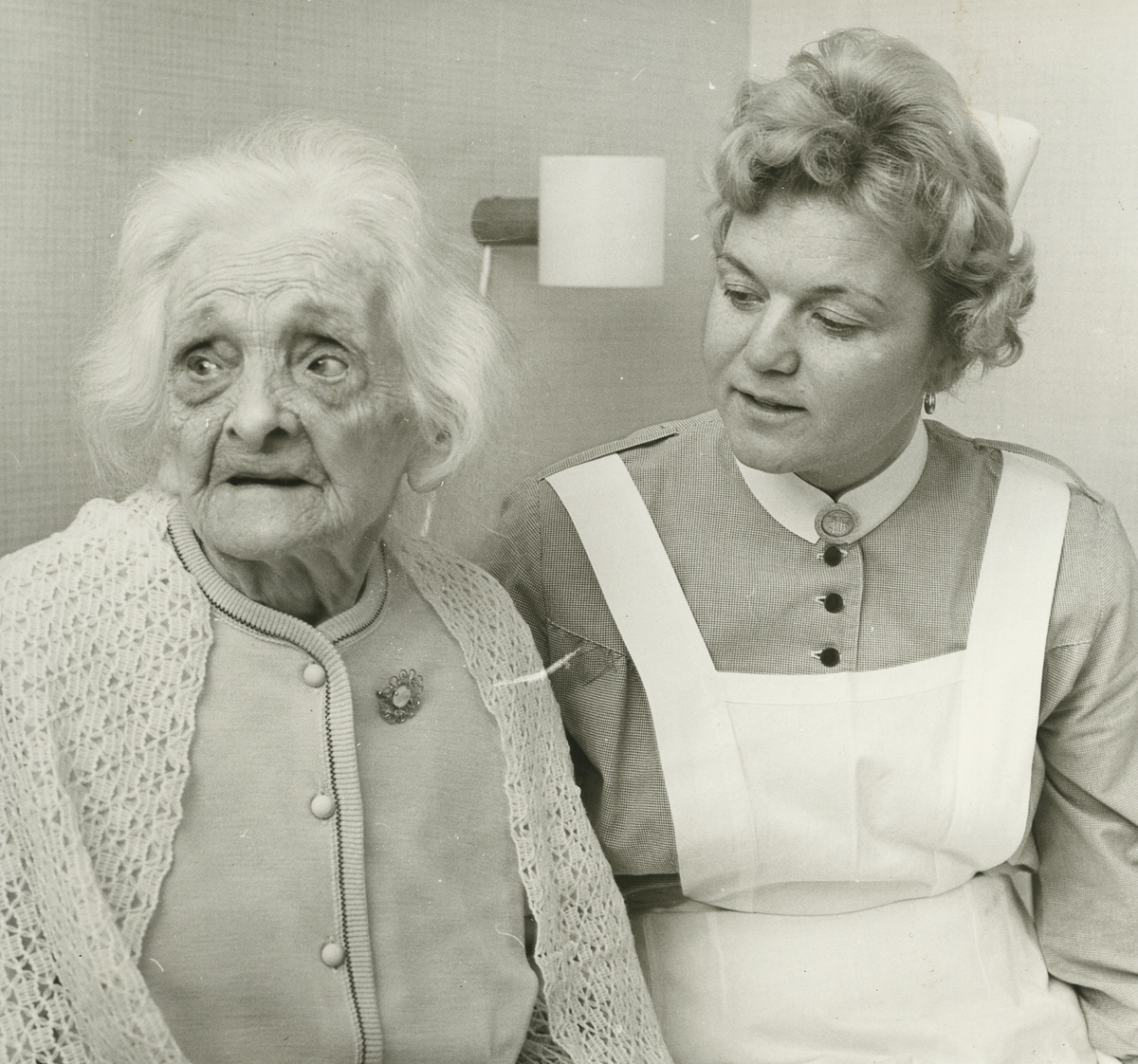 Gustavsgården. Anna Stein tillsammans med sköterska på sin hundraårsdag den 14 januari 1967.
Personer: Anna Stein och Syster Birgit Birgit Lundqvist