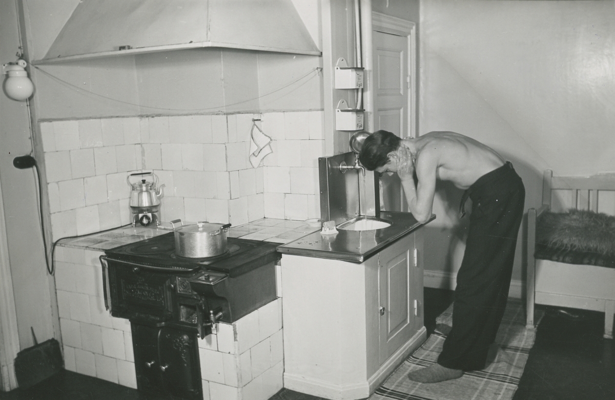 Interior Kok Med Vedspis Och Tvattho Av Aldre Modell Personer