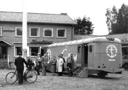 "Porslinsbussen" från Gustavsberg parkerad utan för Folkets 