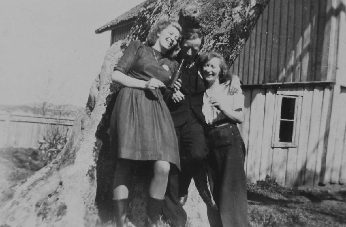 Gruppebilde, 2 kvinner og 1 mann utendørs ved Hopsjø, Hitra.