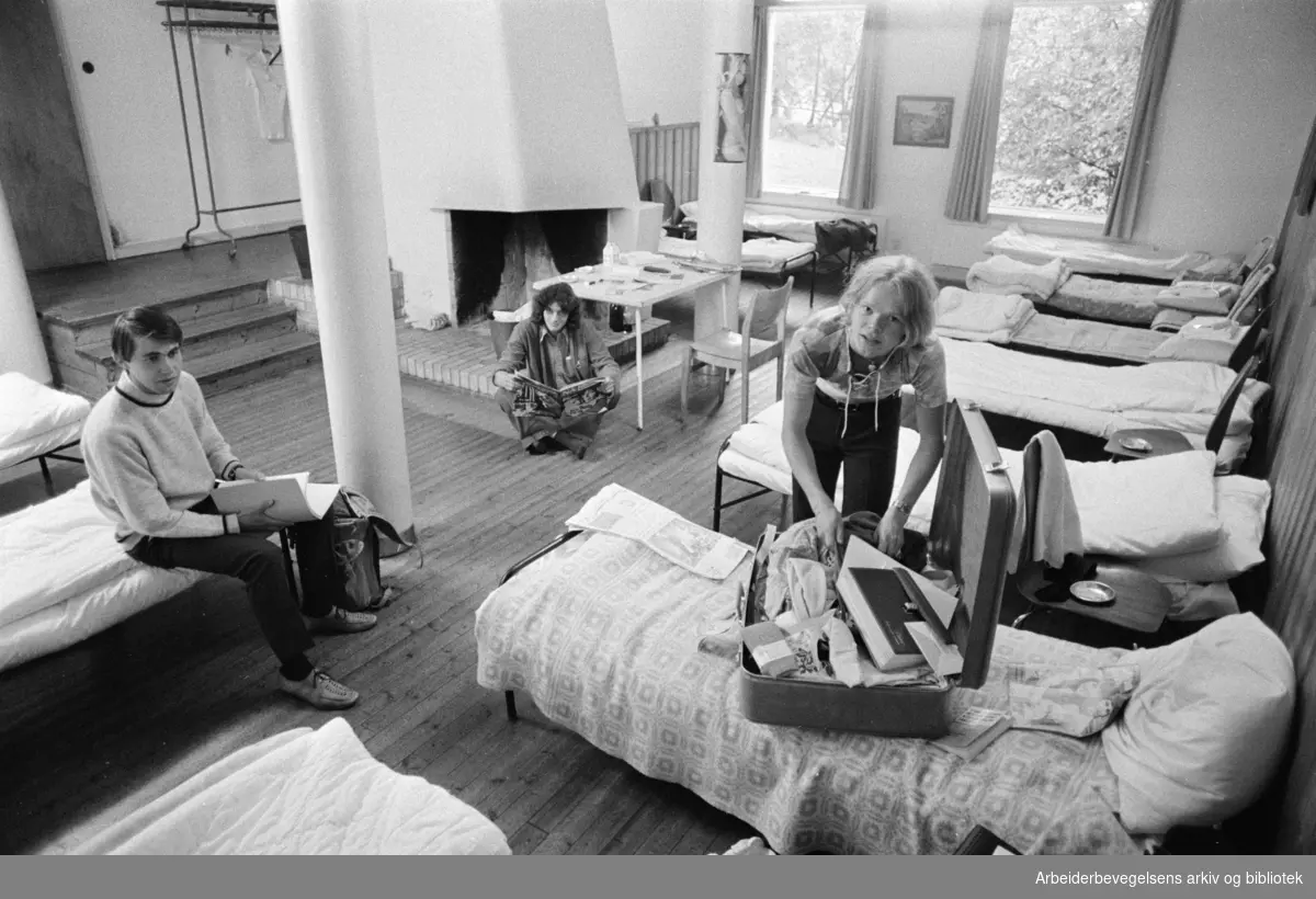 Kritisk hybelsituasjon for læregutter og yreksskoleelever i Oslo. Johnny Nilsen fra Sortland og hans klassekamerater må bo i en nødinnkvartering i en peisestue på Sogn studentby. September1971