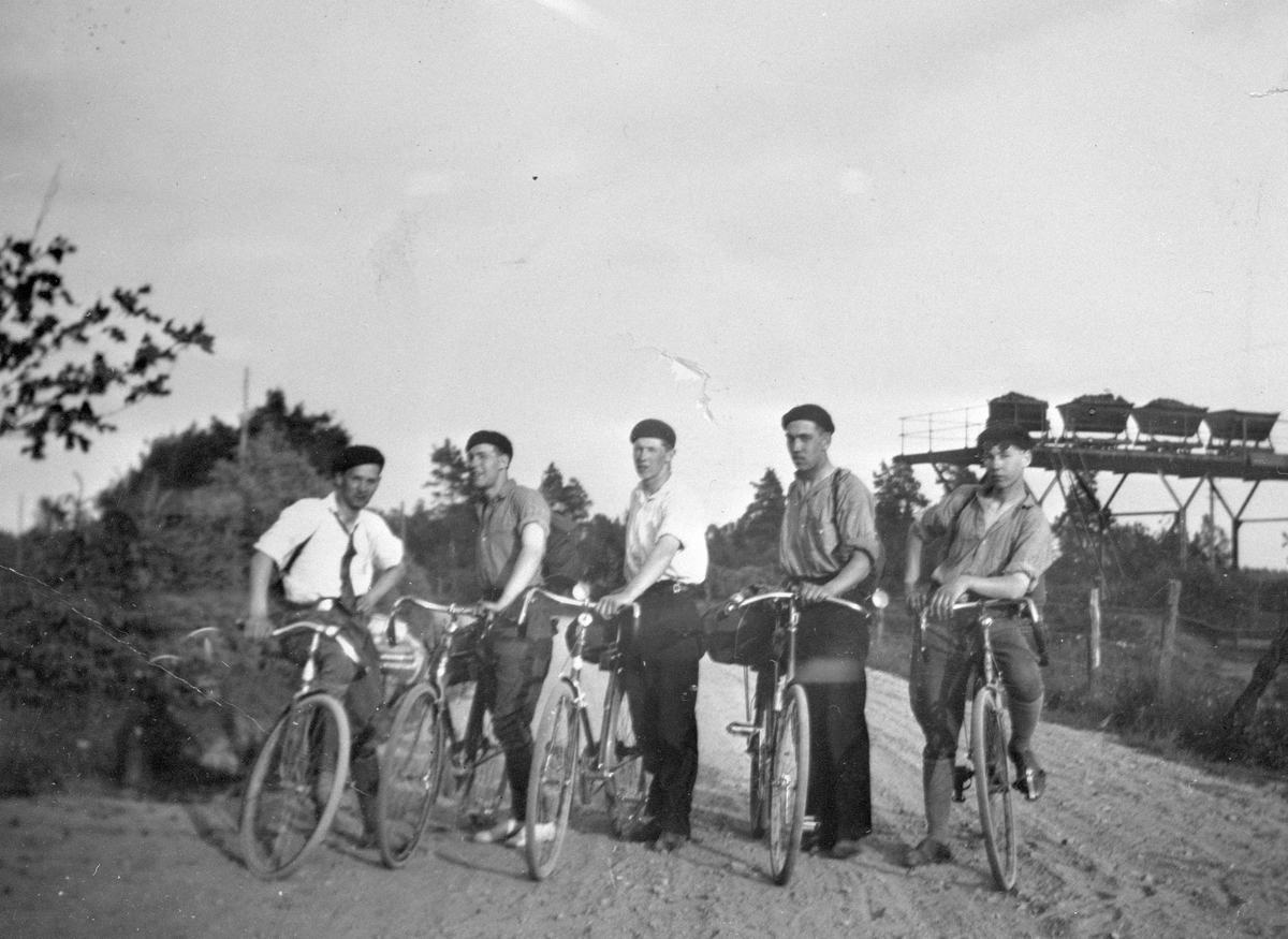 På cykeltur i Forsheda socken är från vänster: Tore Abrahamsson, Lennart Carlen, Rune Carlen, Sigfrid Dahlin och Arne Johansson.