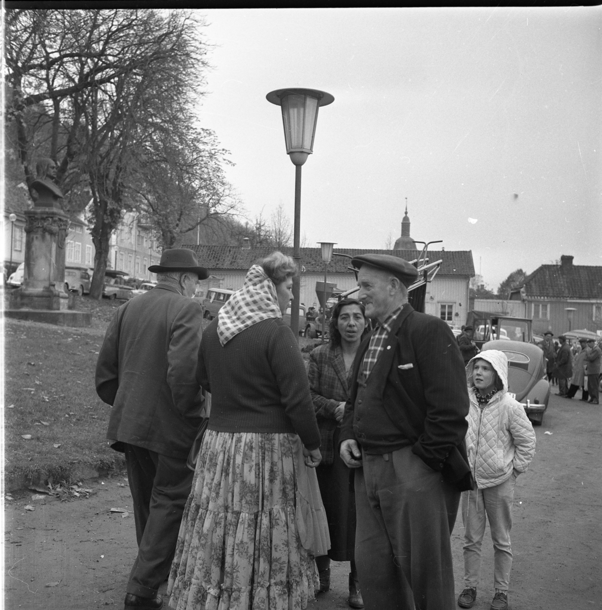 Troligen foto i samband med marknad på Gränna torg. Mannen med rutig skjorta är Oskar "Sele" Gustavsson och flickan i ljus täckjacka är Ing-Marie Gustavsson.