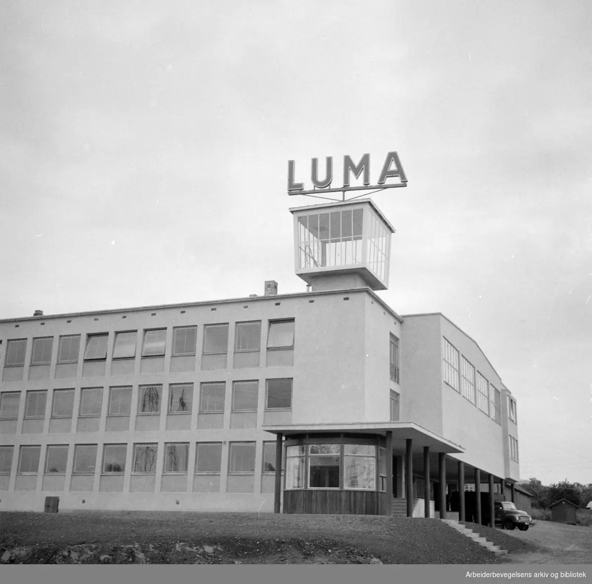 Luma Glødelampefabrikk flytter inn i nye lokaler. April 1956