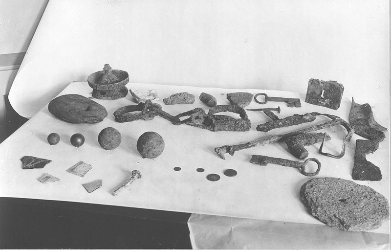 Gjenstander funnet under utgravning av kirkeruinen i Sarpsborg i 1916.
Anker, fot av lysestake, lås, nøkkel, glassvindu, øks, biter av en kirkeklokke, nagler.