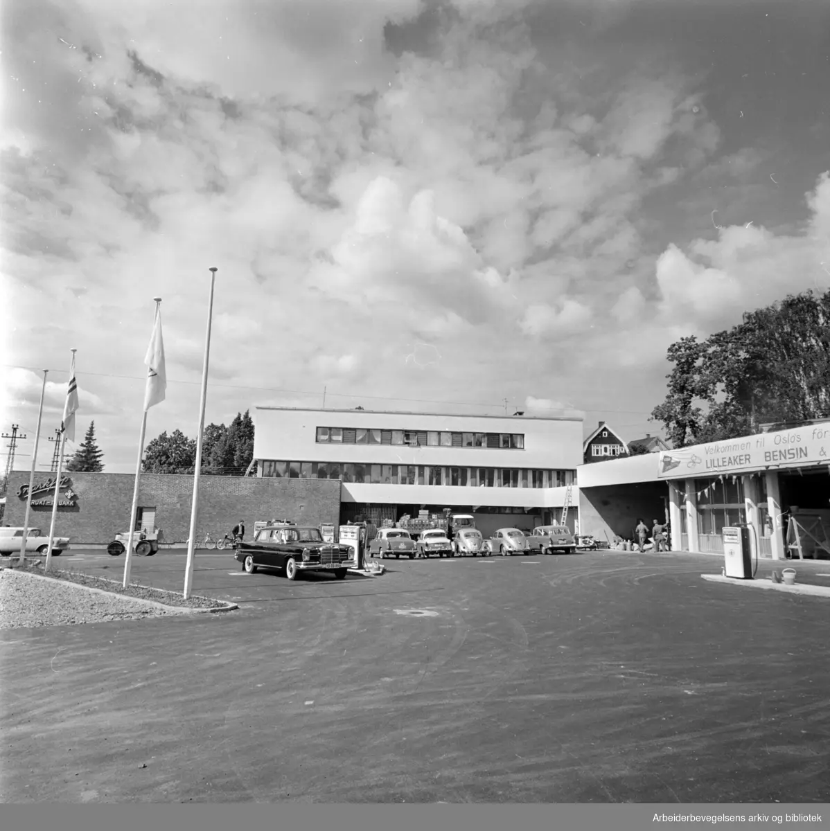 Lilleaker Bensin og Service-stasjon. Juni 1962