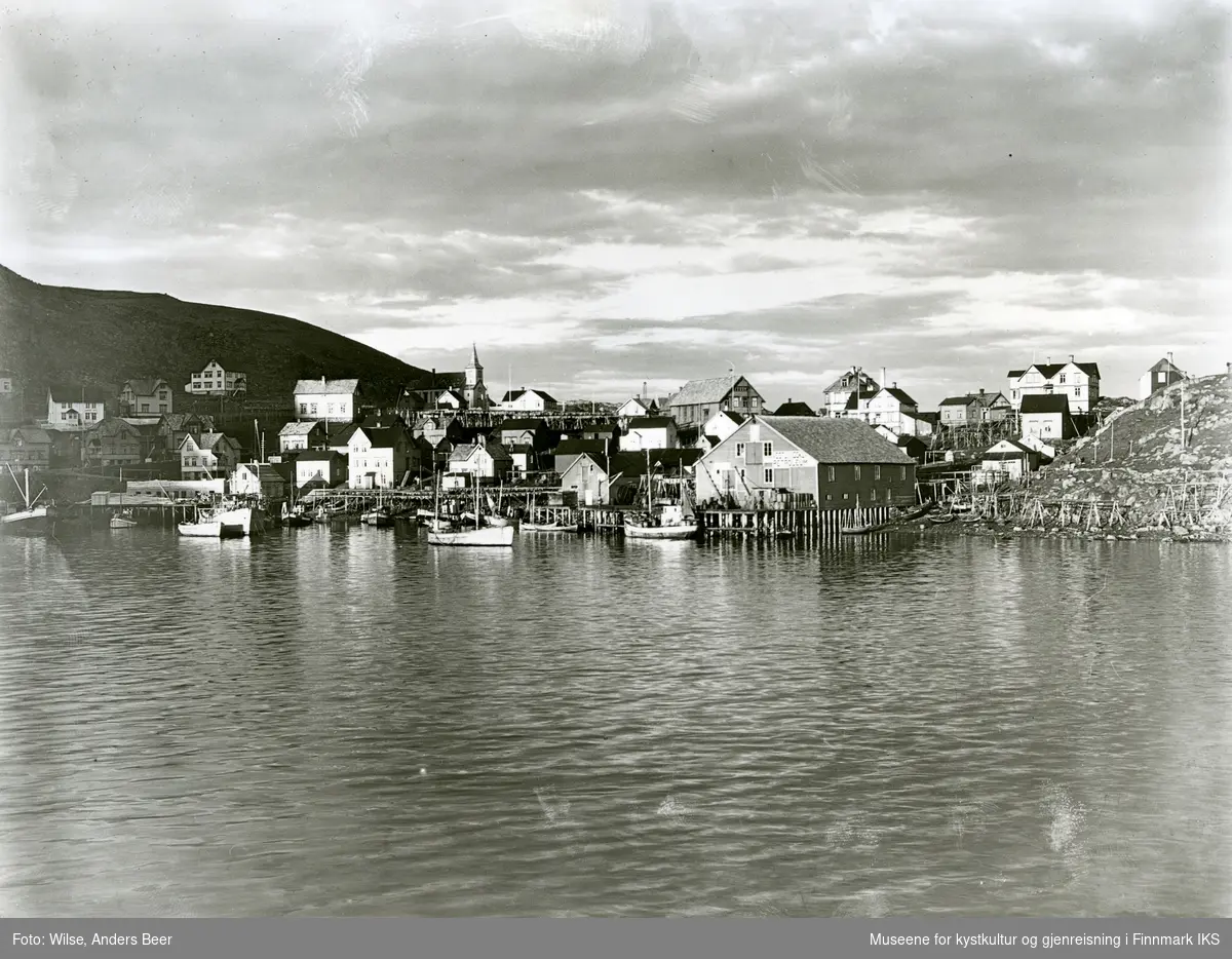 Honningsvåg (Finnmark). Indre havn med bebyggelse og fiskehjeller. I bakgrunnen Honningsvåg kirke. 29. juni 1928. (Originalnegativet eies av Norsk Folkemuseum, W 32781)