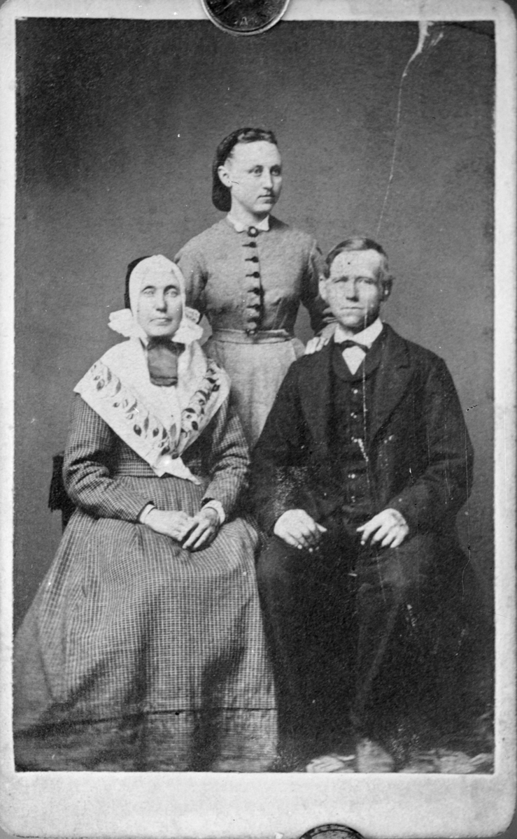 Portrett av tre ukjente personer, to kvinner og en mann