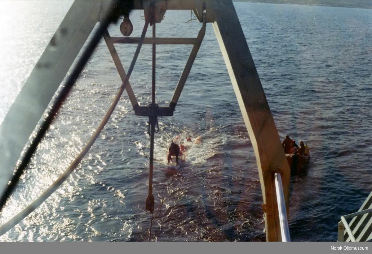 Dykkeoperasjon eller testing av bemannet ubåt pågår fra dykkerfartøyet Borgholm.
