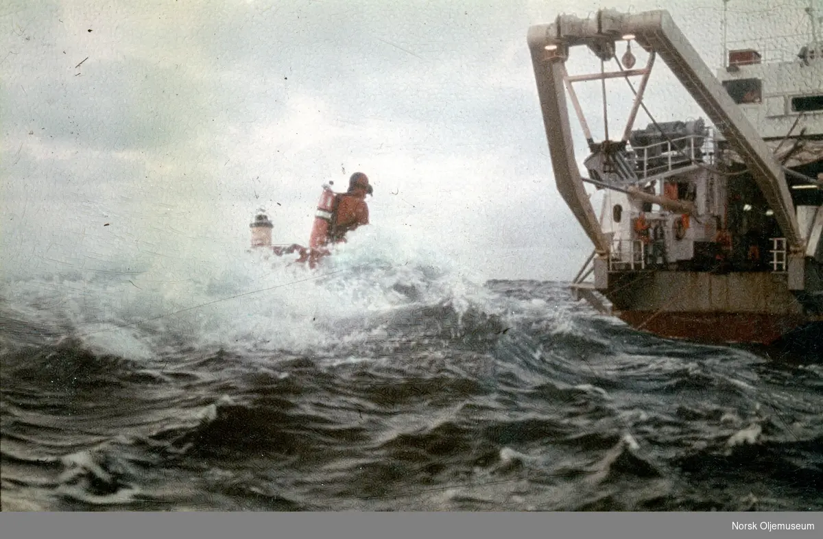 Dykkeoperasjon eller testing av den bemannede ubåten P-10 eller LR-4 pågår fra dykkerfartøyet Borgholm.