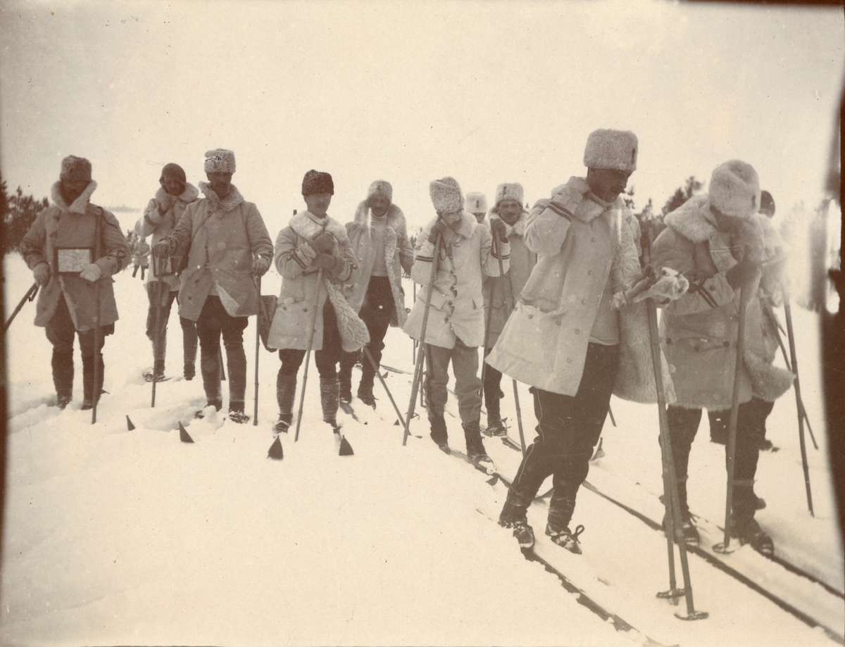 Fotoalbum innehållande bilder från Smålands husarregementes K 4 vinterövningar i Norrbotten omkring 1910.