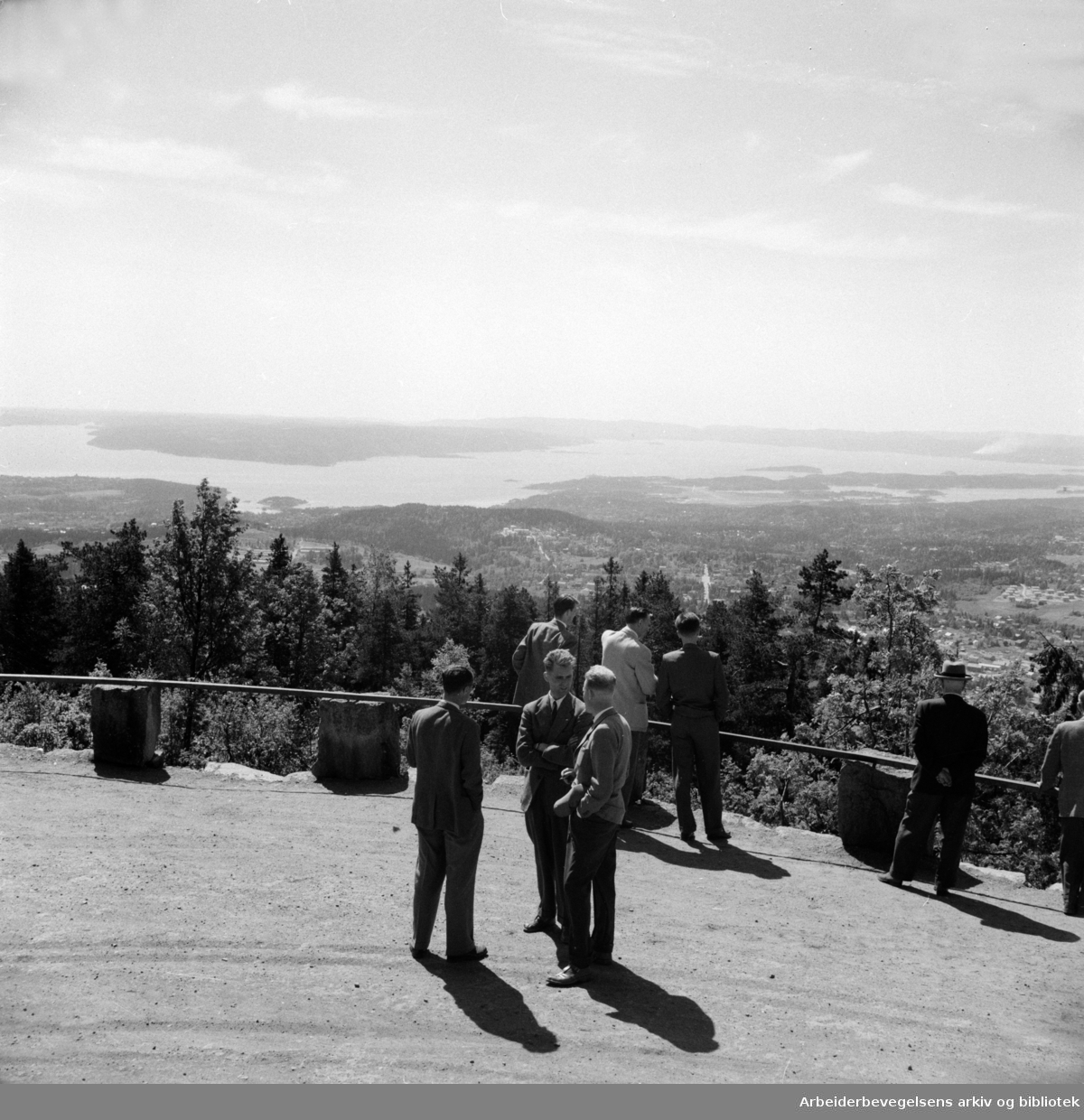 Holmenkollen restaurant. Utsikt over byen. Mai 1954
