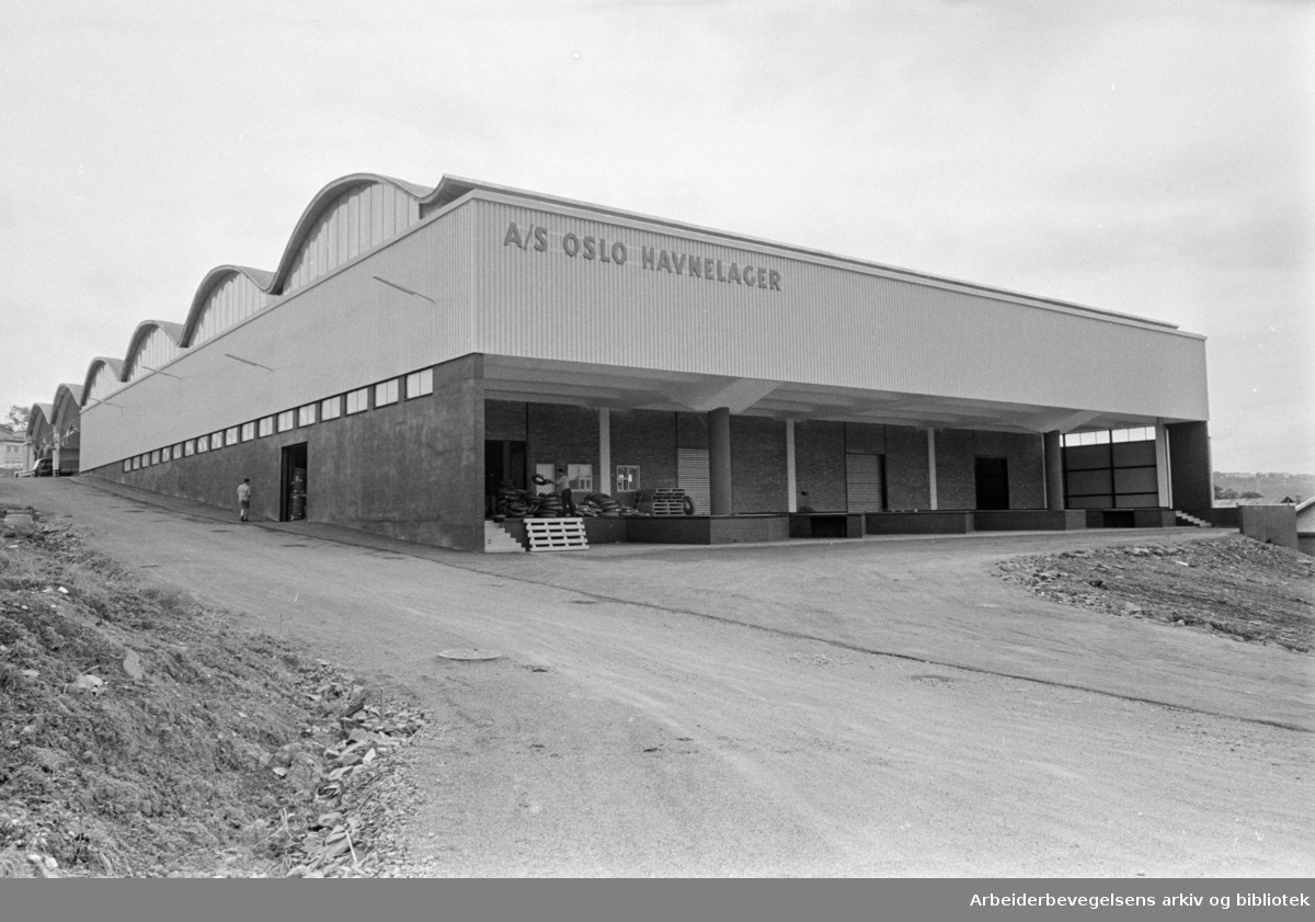 Gladengen. Oslo Havnelager har åpnet sitt nye lageranlegg i Gladengveien. September 1965